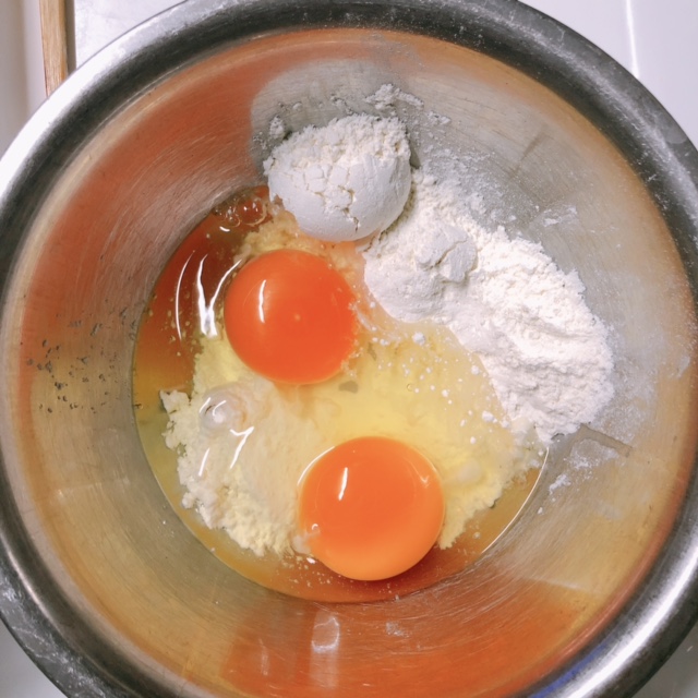 ボールに小麦粉と卵を入れる