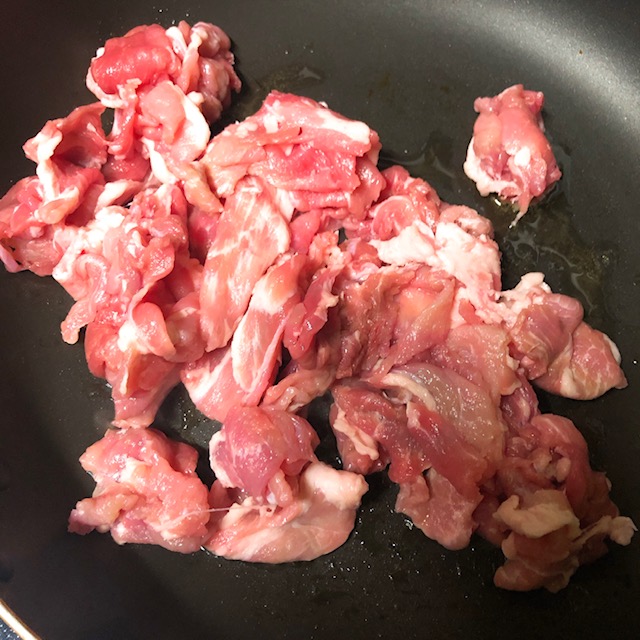 フライパンにオリーブオイルを入れ豚コマを炒める